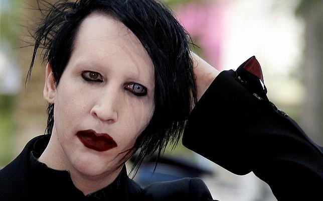 Marilyn Manson. Su «look» andrógino y
«dark» despierta admiración y terror por igual. El maquillaje, los
prostéticos, las pelucas, la pintura y algunas otras herramientas
(lentillas, accesorios góticos) han modificado su aspecto causando más
impac