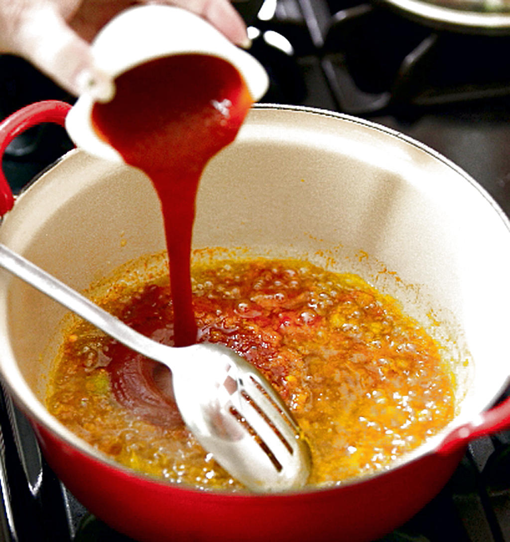 Añada ahora la salsa de tomate Naturas, pimienta y sal al gusto. ()