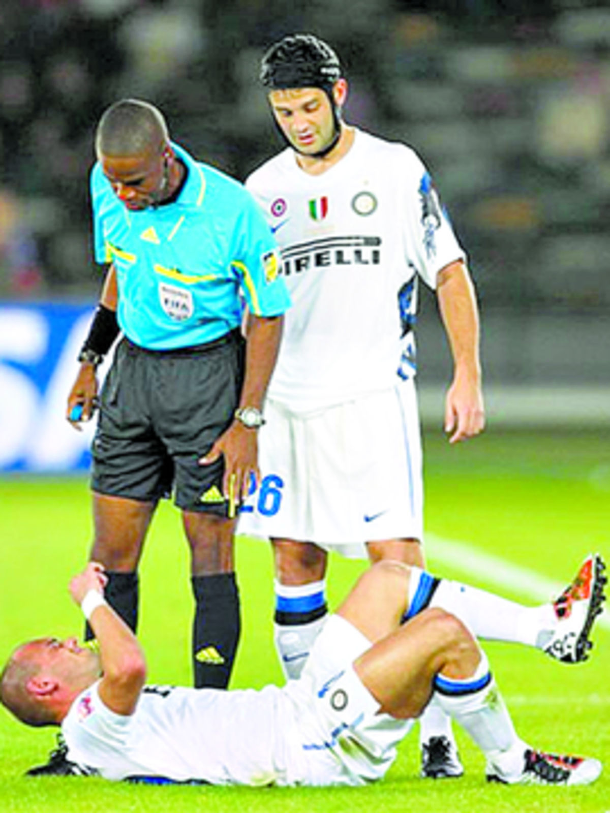 Moreno (izq.), en el partido que le dirigió al Inter de Milán (2010).(Archivo)