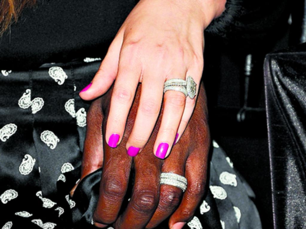 Felices mostrando sus anillos de compromiso y de matrimonio.