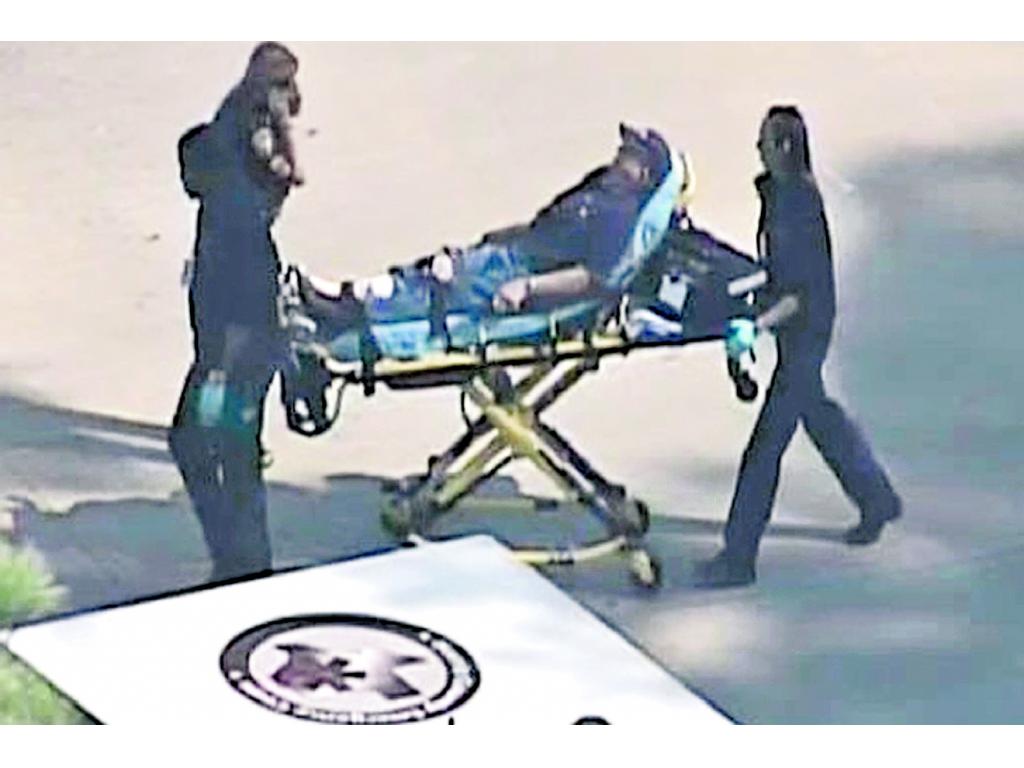 Equipo de rescate traslada a unas de las personas heridas.(AP)