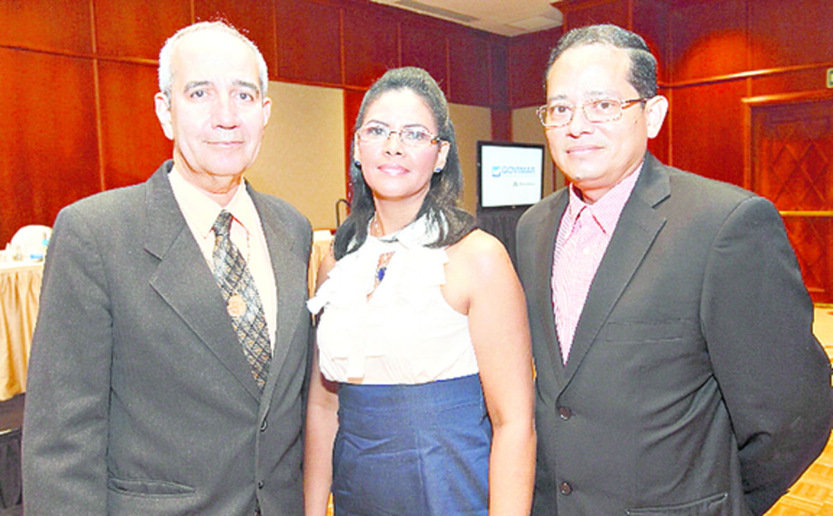 5. Amed Cedeño, Margarita Flores y Allan Carrera.