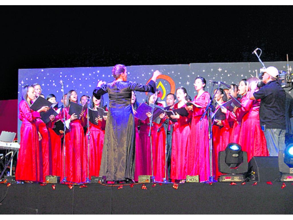 Todos los coros interpretaron Feliz Navidad con efectos especiales.