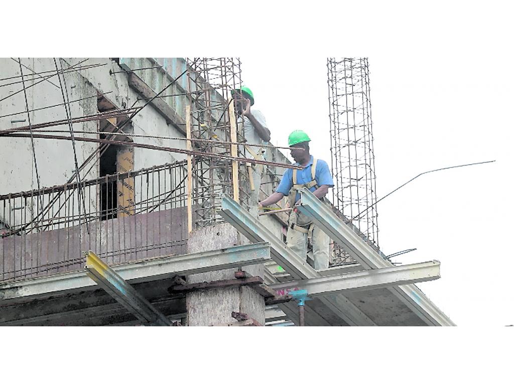 Construcción. Obreros trabajan sin herramientas.()