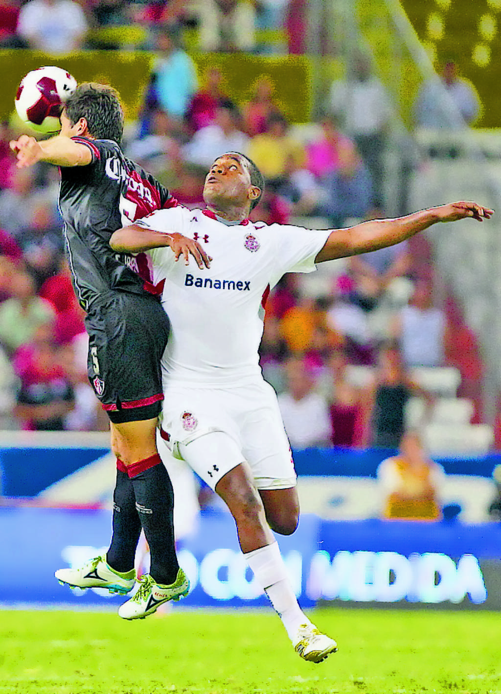 Titular. Matador (dcha.) disputó los 90 minutos.(Archivo)