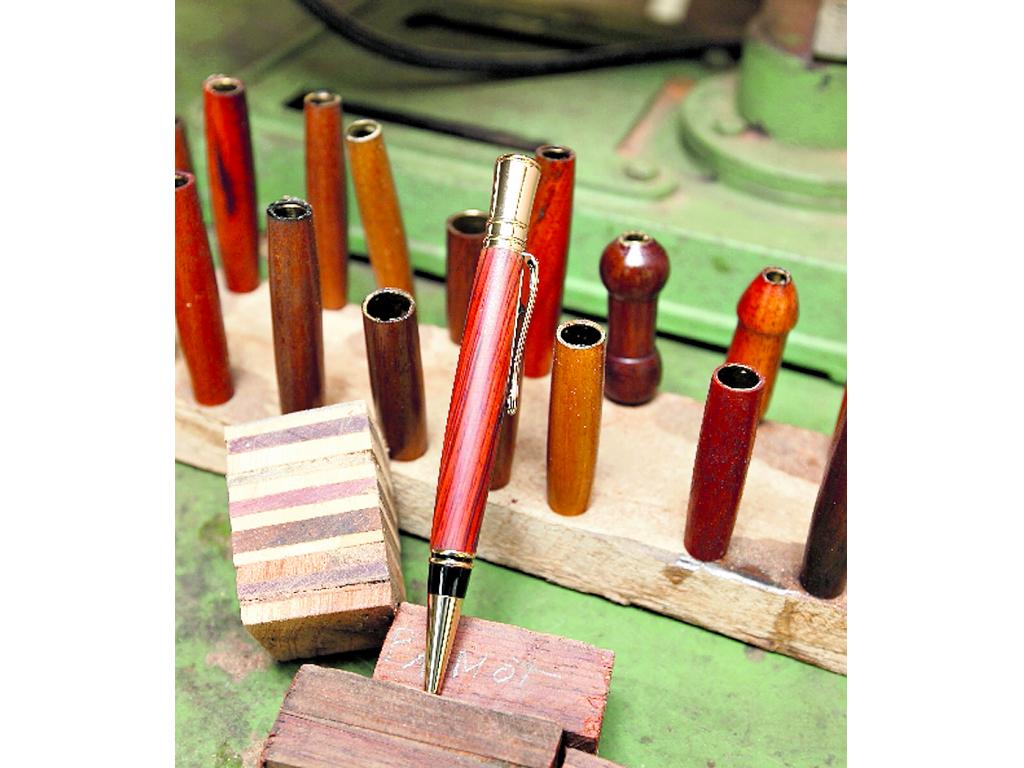Hay unos 28 modelos de bolígrafos de madera.(Noriel Gutiérrez.)