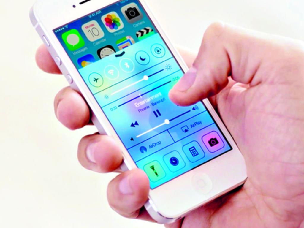Al deslizar tu dedo desde la parte inferior de la pantalla hacia arriba, se desplegará esta opción, permitiéndote de manera rápita el Wi-fi, la lámpara flash, el brillo de la pantalla, el bluetooth, entre otras cosas.