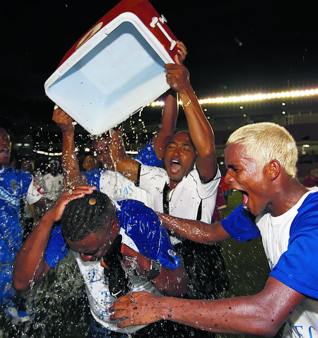 Costumbre. Jair Palacios recibe el tradicional baño de agua helada.(Anayansi Gamez)