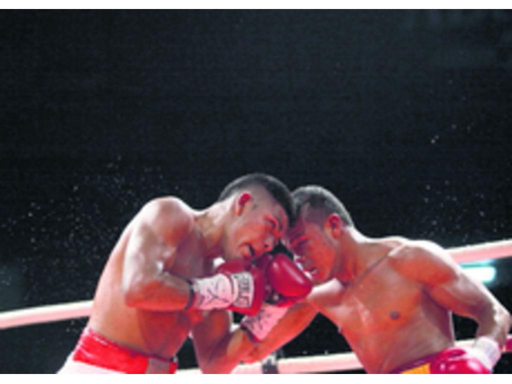 El choque entre el istmeño Ricardo El Matemático Núñez (izq.) y el nicaragüense Nerys Macho Man Espinoza fue uno de los menos gustados de la noche.(Anayansi Gamez)
