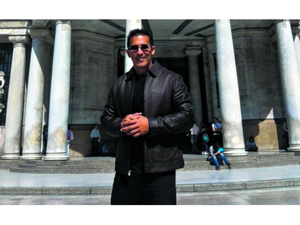 Alberto Gaitán posa frente al Palacio de Bellas Artes, en México.(Cortesía.)