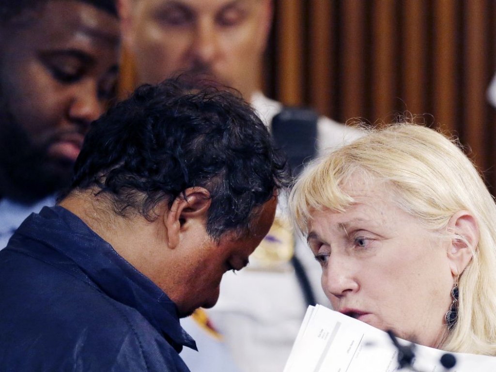 Toda la distancia Ariel Castro Mantuvo baja la mirada y mordía la solapa de su chaqueta.