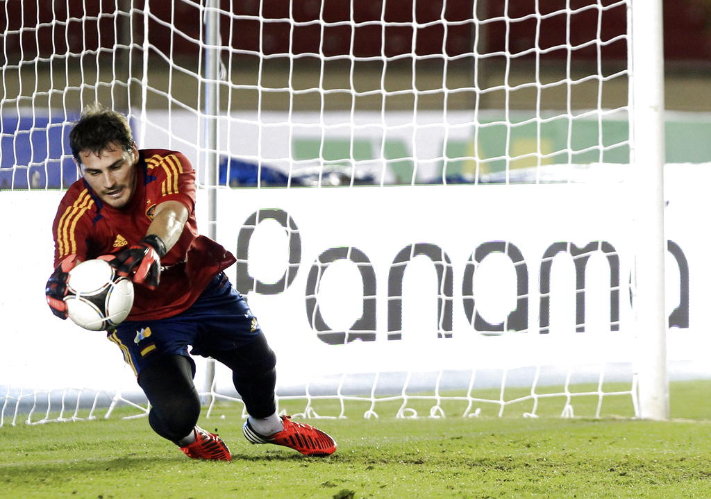El arquero Iker Casillas Fernández, de la selección de fútbol de España, durante una sesión de entrenamiento. EFE<br>