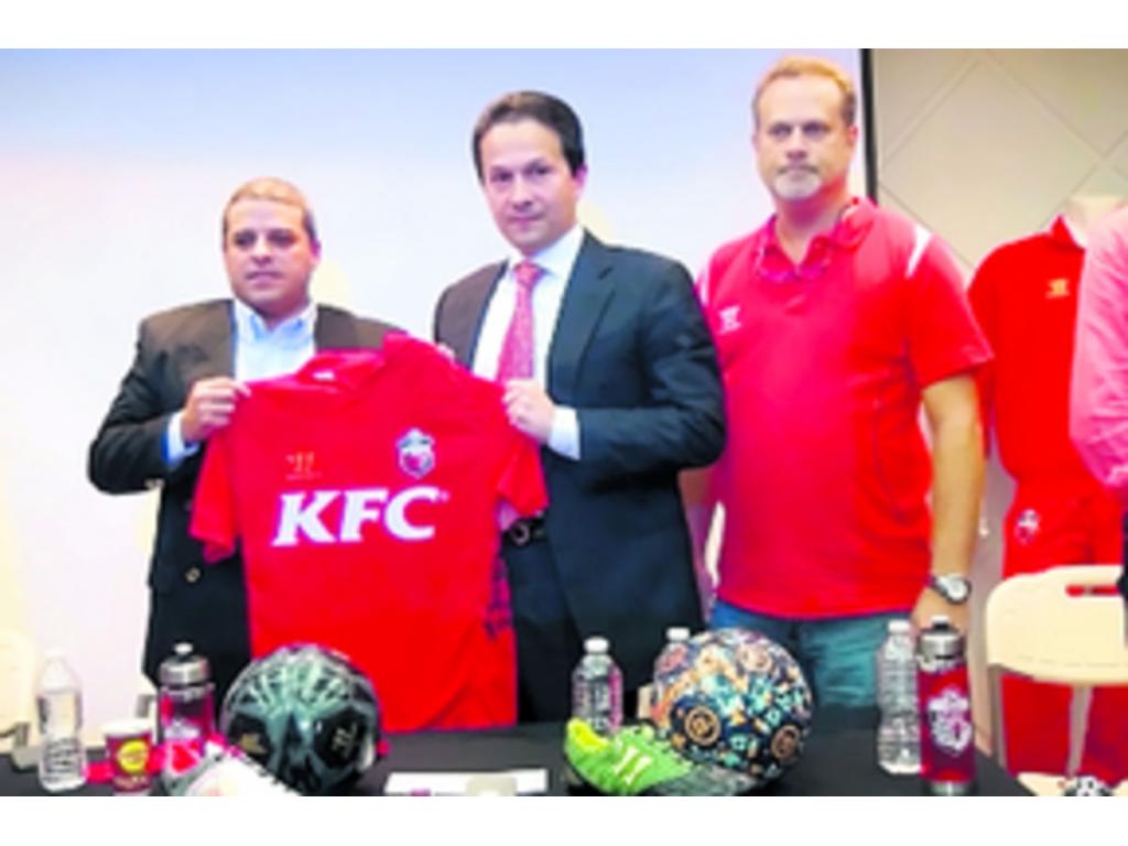 El Chorrillo FC modificó el diseño de su camiseta, y para esta temporada utilizará una con fondo amarillo y rayas horizontales color celeste.(Alberto Ortega)