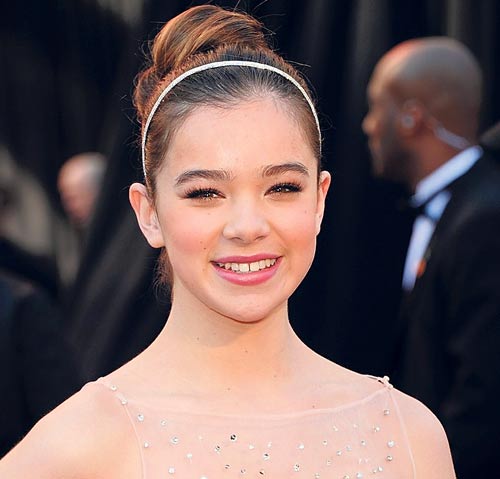 <p>Para lograr el estilo de Hailee se usó una sombra rosado pálido de Chanel Les 4 Ombre en Mystic.</p>