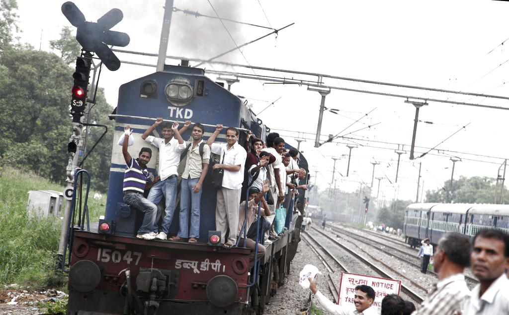 Casi la entera totalidad del del norte y este de la región india han tenido que afrontar fallos energéticos que han provocado la paralización del tráfico. Foto/EFE<br>