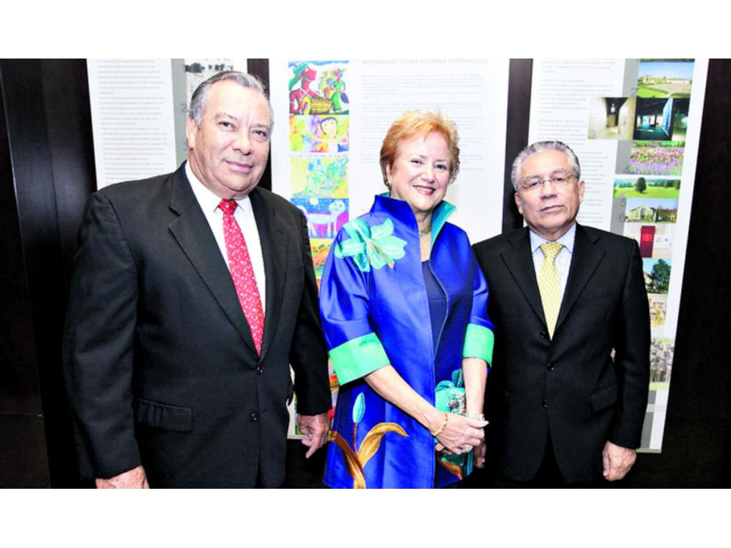 2. Roberto Appleby, Patricia Lee y Ramón Miranda.