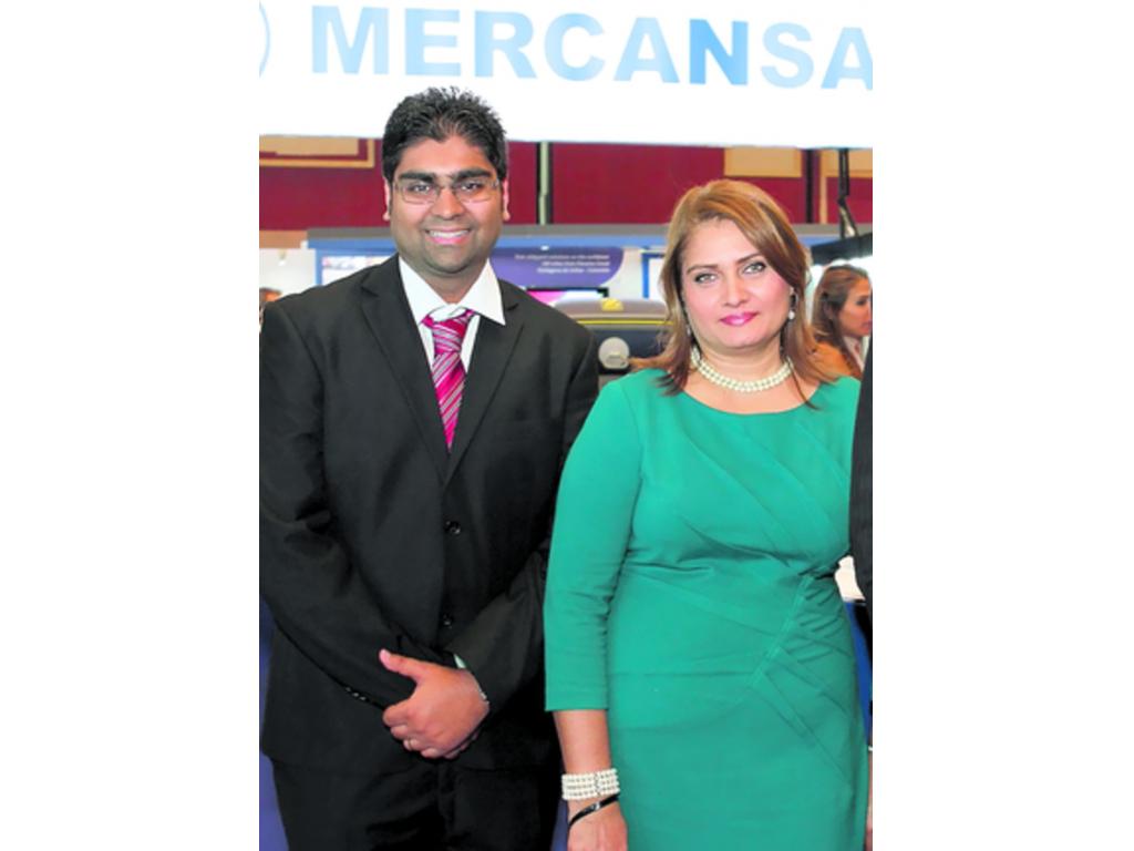 4. Akash Deepak y Anita de Deepak.