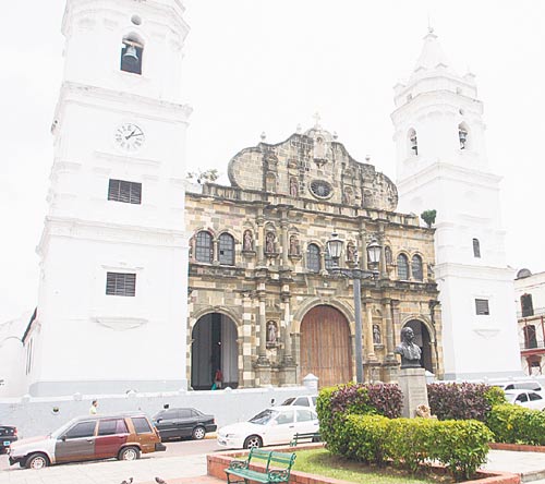 <p>Cientos de católicos asisten a la Iglesia Catedral.</p>