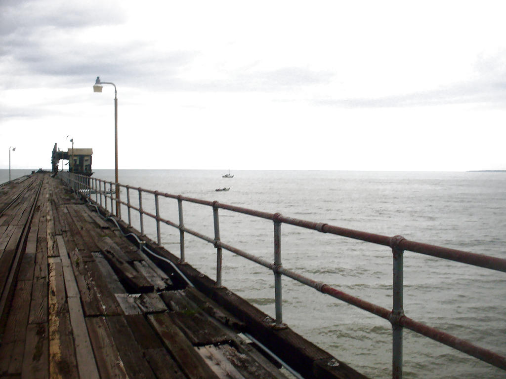 Abandono. Es peligroso caminar por el muelle.()