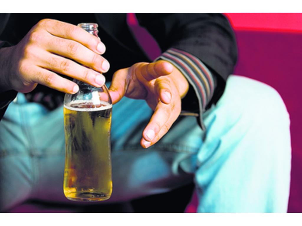 El excesivo consumo de licor puede llevar a enfermedades.(Archivo)