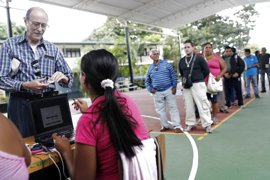 A falta de cinco semanas para las elecciones, los venezolanos participan del simulacro electoral. Foto/EFE<br>