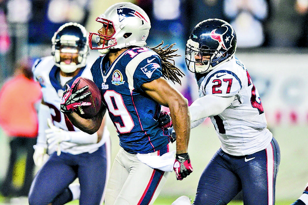 Veloz. Donte Stallworth (centro) escapa de la marca.(EFE)