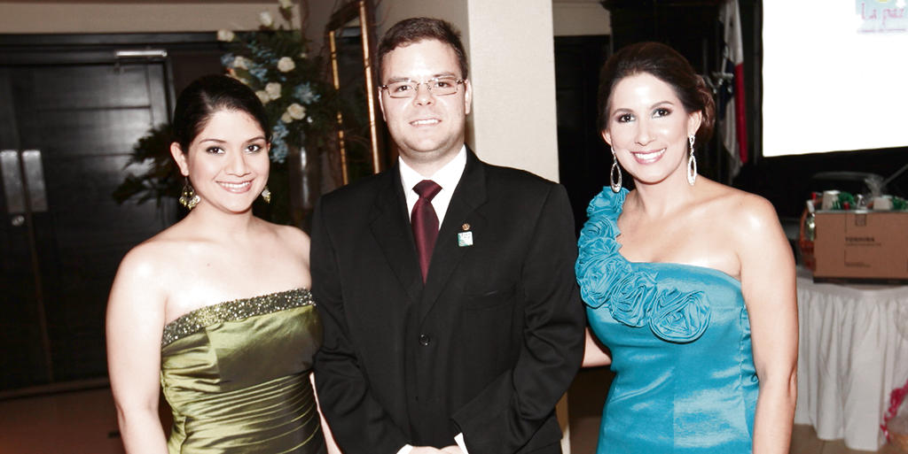 Luz Fajardo, Juan Fajardo y Melissa de Castillo.()