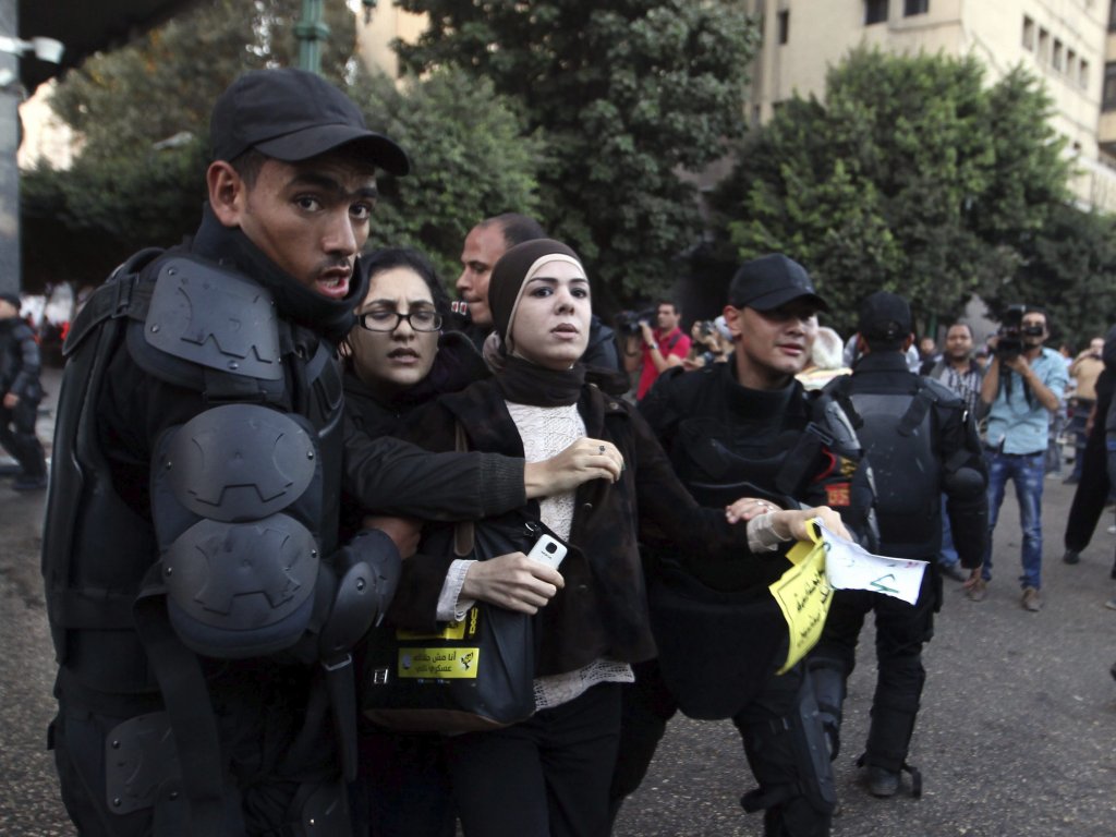 Manifestaciones contra los juicios militares en las inmediaciones del
Consejo de la Shura - Cámara Alta del Parlamento - en El Cairo, Egipto
26 nov. Foto: EFE<br>