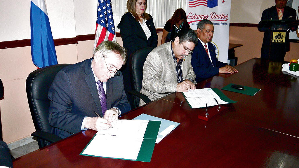 Convenio. El pasado 3 de mayo EE.UU. y Panamá firmaron un protocolo de exportación de papaya, tomate y pimentón.(Cortesía.)