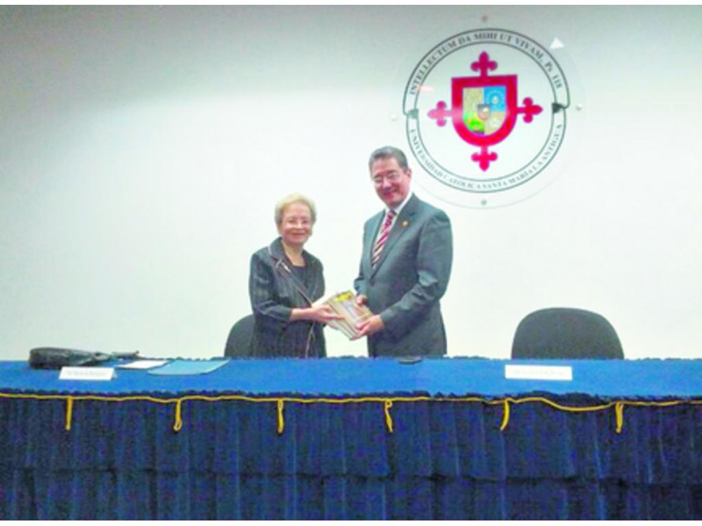 Norma de Domínguez Caballero y el Dr. Carlos Voloj Pereira.