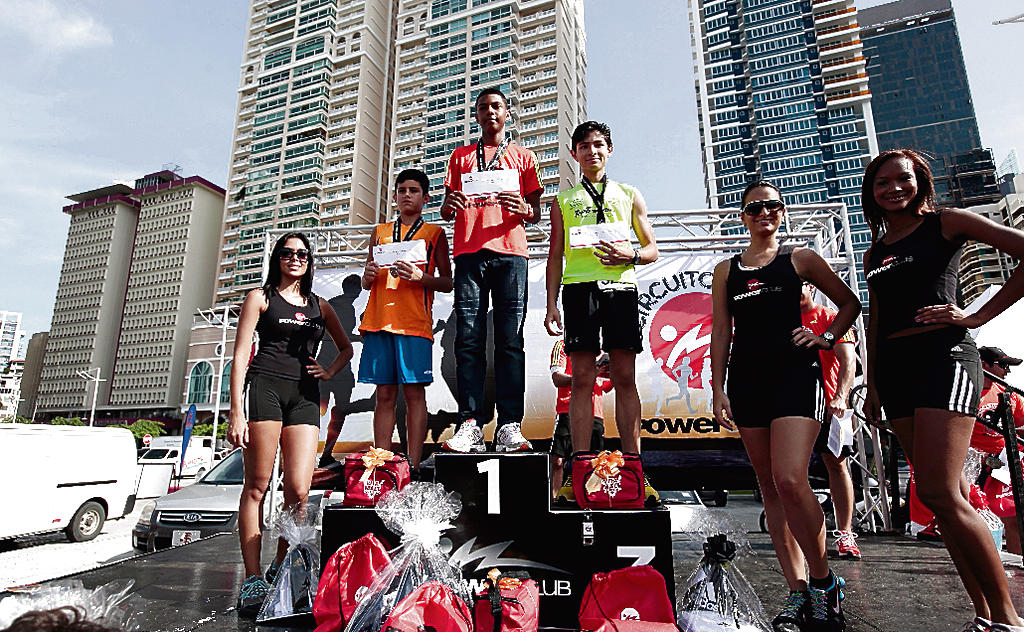 Los ganadores de la categoría 15 a 17 años recibiendo su medalla luego de una dura competencia.()