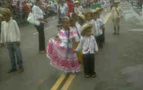 Los niños ataviados con le traje típico.<br>