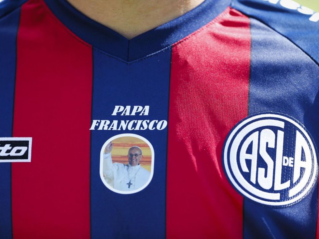 Nueva camiseta del San Lorenzo alusiva al papa Francisco./AP.<br>