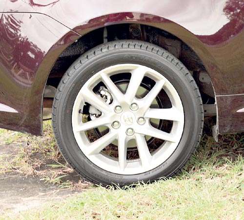 <p>Calidad. Viene con llantas de aleación de aluminio de 18 ".</p>