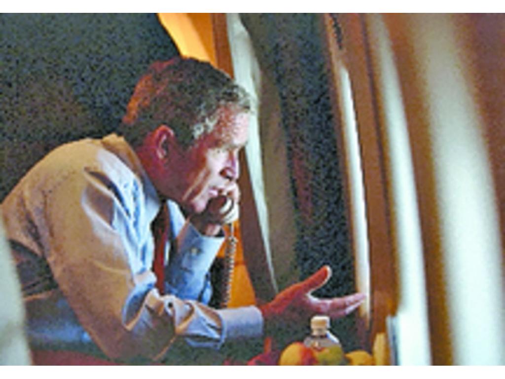 Presentación de la Hoja de Ruta (formulada por el presidente de EE.UU., George W.Bush, en diciembre de 2002 y auspiciada por el Cuarteto de Madrid: EE.UU., UE, ONU y Rusia). Objetivo: crear un Estado palestino.