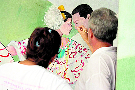 Adonaí Rivera, el maestro de la pintura, intervino en la sesión final para ayudar en la corrección de los detalles que fueron obviados por los artistas que se empeñaron en esta iniciativa.