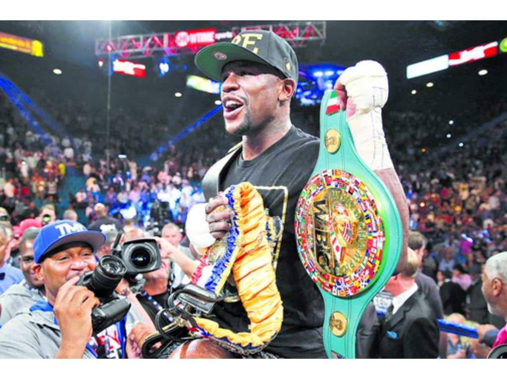 Saúl Álvarez (izq.) hizo lo que pudo ante Floyd Mayweather Jr.(AP)