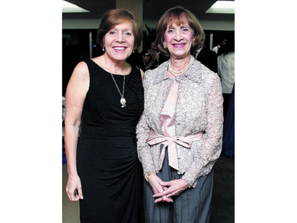 7. Carmen de Franco y Victoria Vigil.