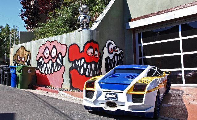 Los duendes de colmillos afilados y ojos rojos pintados en el muro de su casa asustan a los niños. Foto/AP<br>