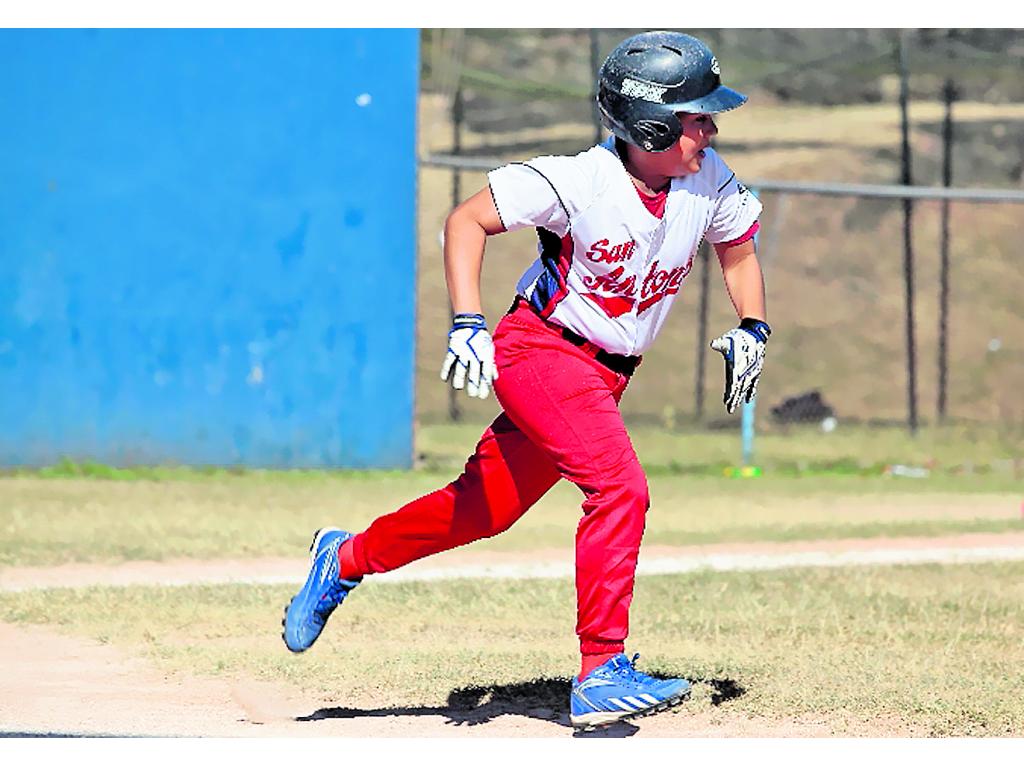 Un pelotero del equipo de San Antonio trata de llegar a primera.()