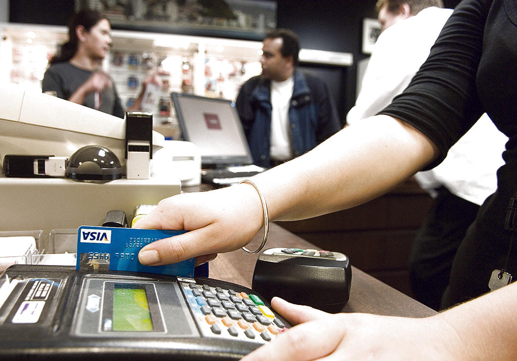 Mercado. Las tarjetas de crédito devengan el interés más alto.(ARCHIVO)