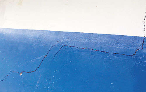 <p>Grietas. Las fisuras son evidentes.</p>