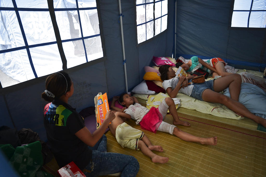 Hay muchas personas en albergues. Foto/AP<br>