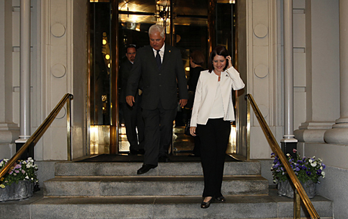 El Mandatario de la Nación, Ricardo Martinelli junto a la primera Dama, Marta Linares de Martinelli a la salida del hotel. Foto/Rafael Berrocal
