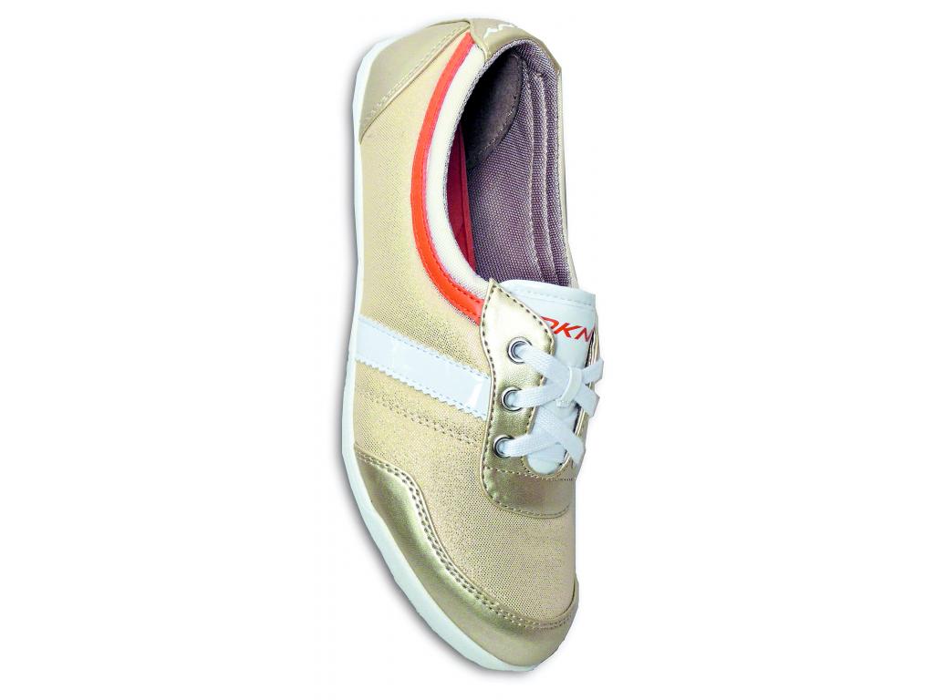 Estas zapatillas son una opción cómoda para una cena o una reunión importante de fin de semana. Los colores, muy de moda, como el blanco, anaranjado y dorado. Además, lleva brillo.()