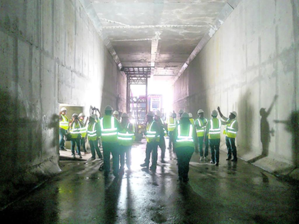 El medio centenar de reporteros y fotógrafos que acudieron a la excursión canalera se dejó tragar por las cuevas de cemento ubicadas a un lado de las zanjas que poseen 50 metros de profundidad. Allí el eco de las voces y los flashes se entremezclaban co