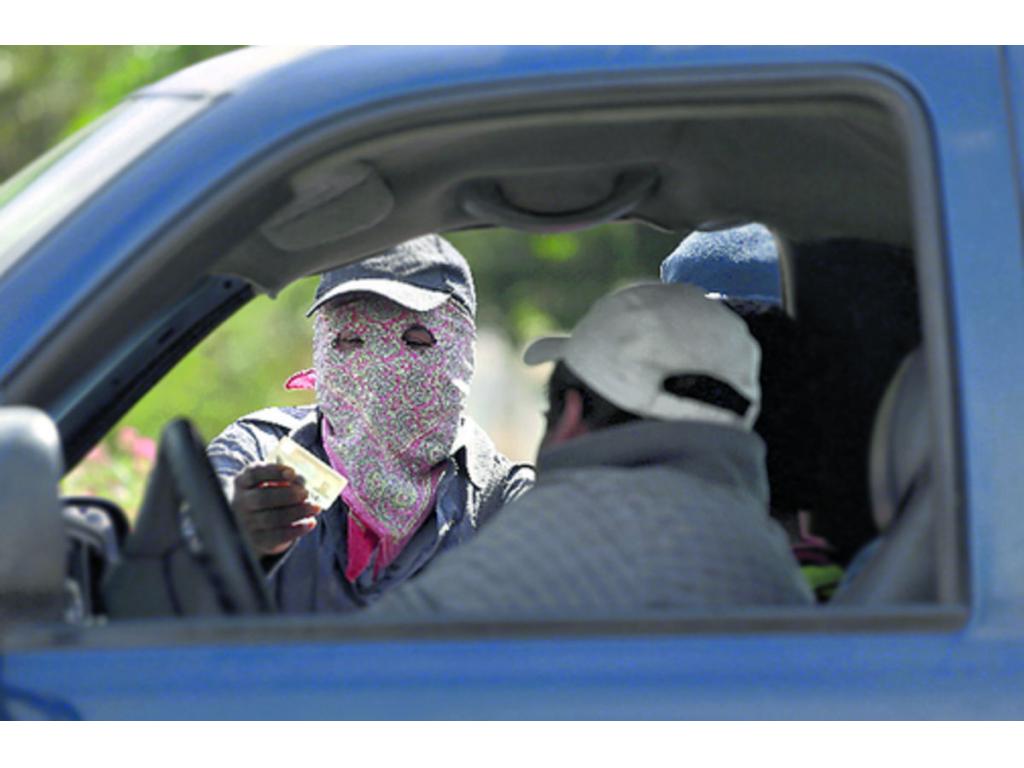 Vigilantes enmascarados solicitan identificación en El Pericón.(AP)