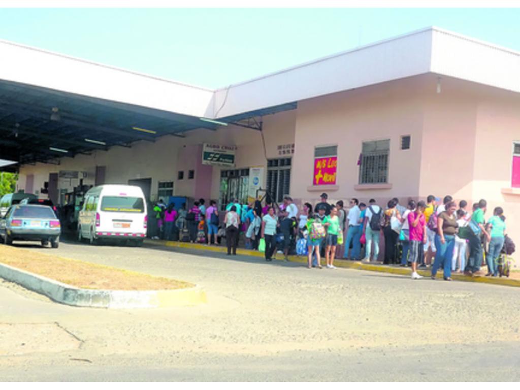 Usuarios de la terminal de Chitré esperaban a la intemperie.(Thays Domínguez.)