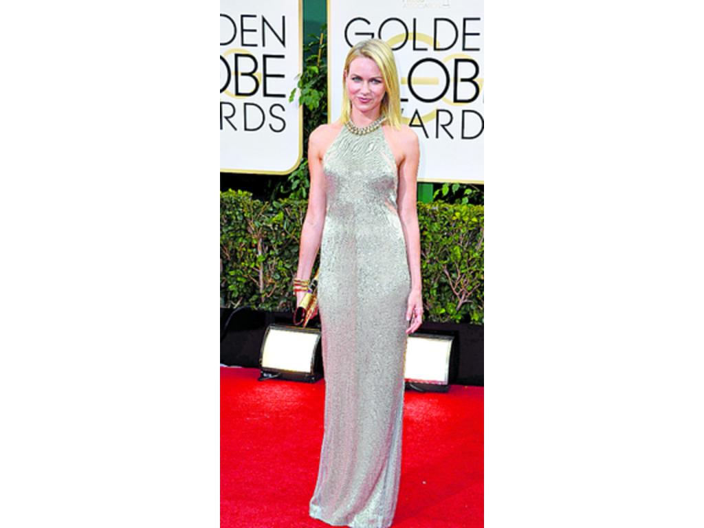 Naomi Watts. Eligió un vestido sexy con brillantes de la firma Tom Ford. No cabe duda, dejó a muchos de los presentes y televidentes sin palabras. El color plata combinó perfectamente con su tono de piel y su rubia melena. Los detalles fueron la clutc
