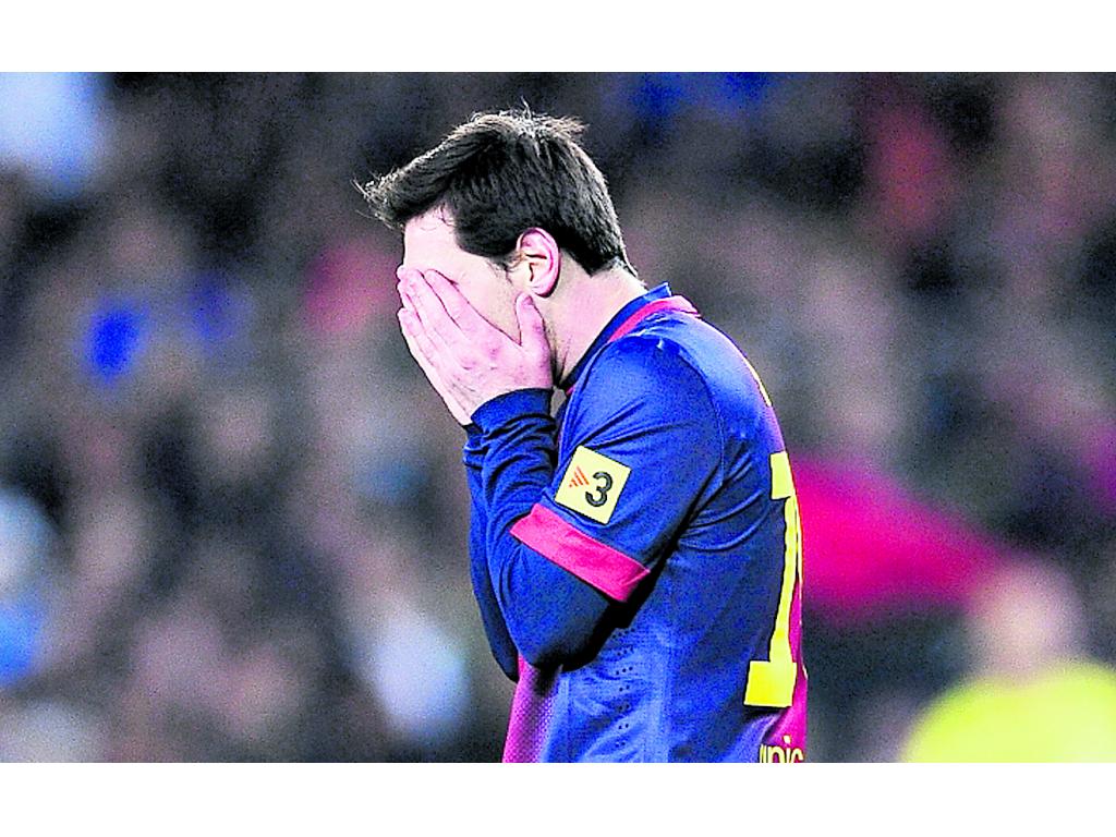 Lionel Messi estuvo nuevamente por debajo de su nivel. Comenzó muy activo en ataque, pero poco a poco se fue diluyendo en el partido. Queda demostrado que si él no funciona, el Barcelona tampoco.